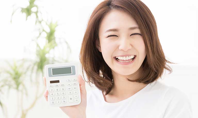 電卓を持つ笑顔の女性