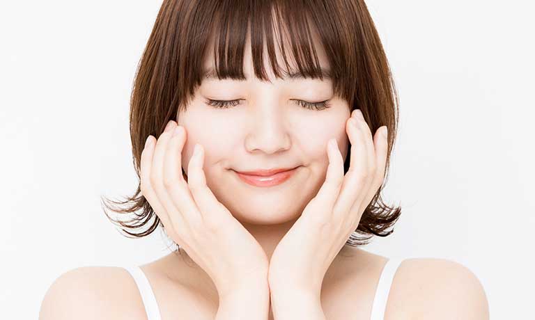両手で顔を覆う女性