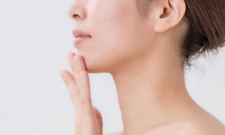 あごに手を当てる女性