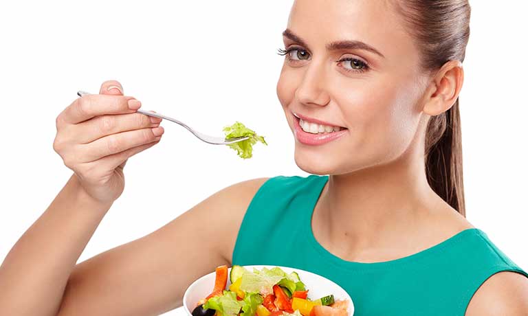 サラダを食べる女性
