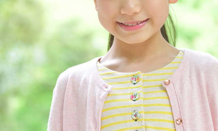 微笑む女児の口元