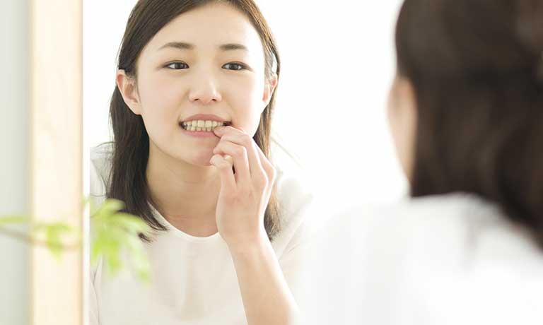 鏡を見る女性