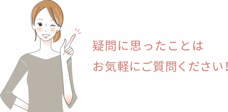 鏡を見る女性