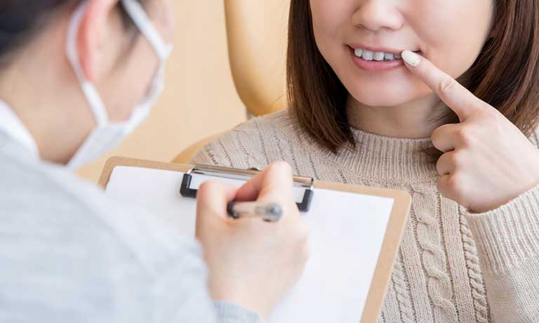 問診を受ける女性