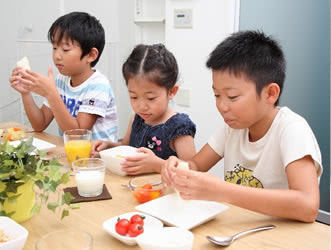 まずは机と椅子をチェック