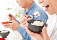 咀嚼音が気になるのは噛み合わせのせい?様々な原因を解明