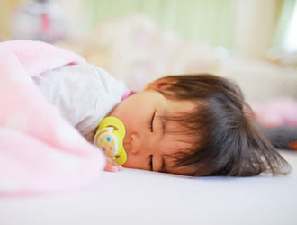 頭の変形を引き起こす「向き癖」