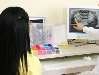 矯正治療の説明を受ける