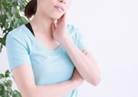 矯正治療に悩む女性