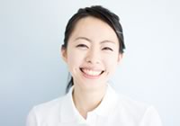 きれいな歯並びの笑顔の女性