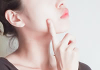 受け口を気にしている女性